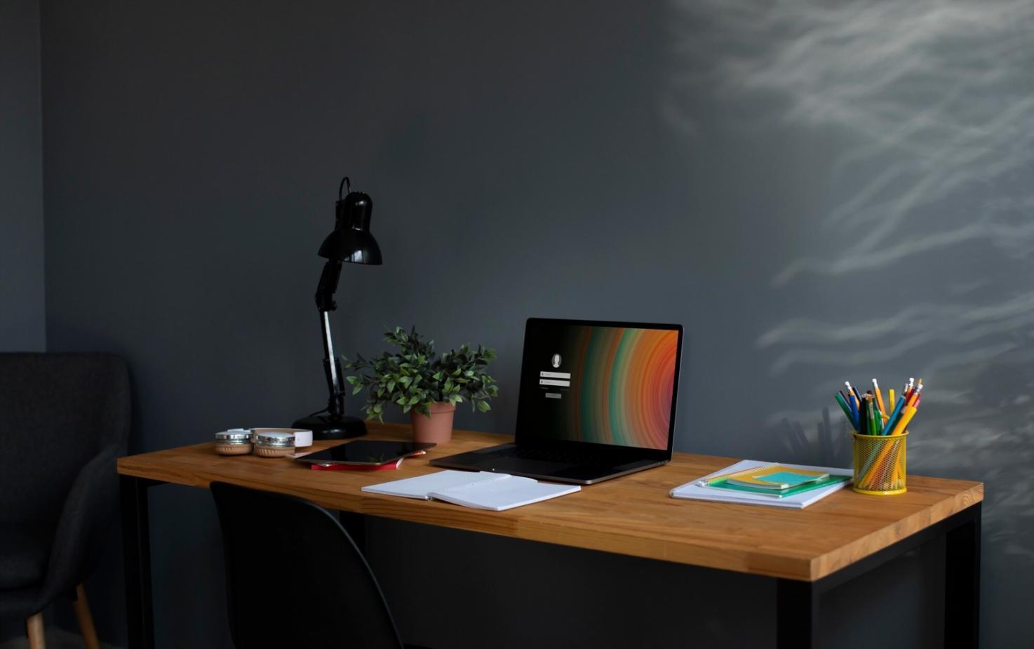 Professionelle Finanzplanung am Arbeitsplatz mit Dokumenten und Taschenrechner
