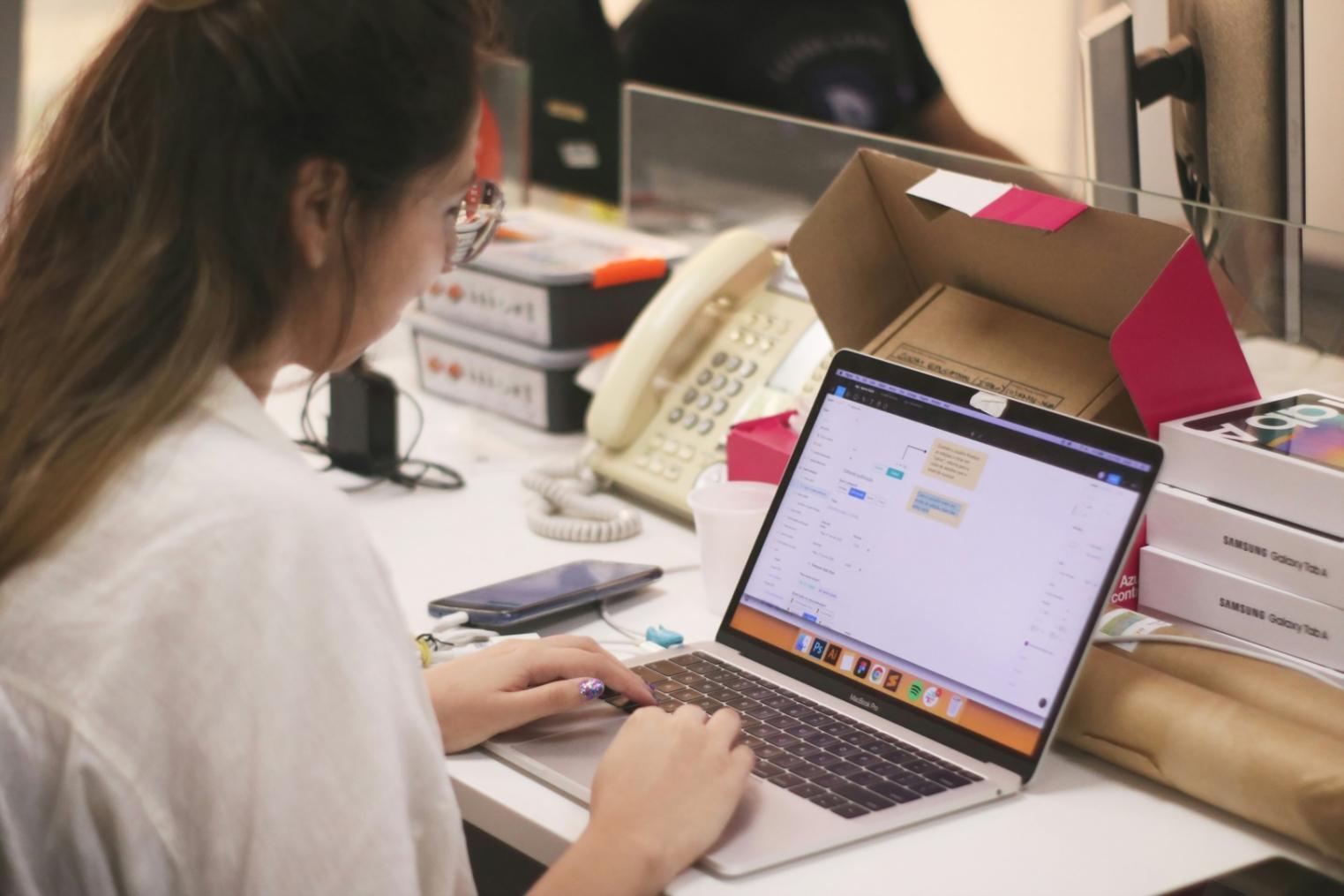 Modernes Büro mit Finanzunterlagen und Berechnungen
